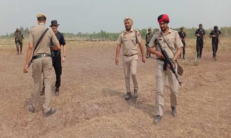 पठानकोट में सीमांत गांव में दो हथियारबंद संदिग्ध देखे जाने के बाद पूरे इलाके में हाई अलर्ट