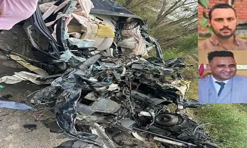 BMW कार और कैंटर के बीच भयानक एक्सीडेंट , 2 दोस्तों की मौके पर ही मौत