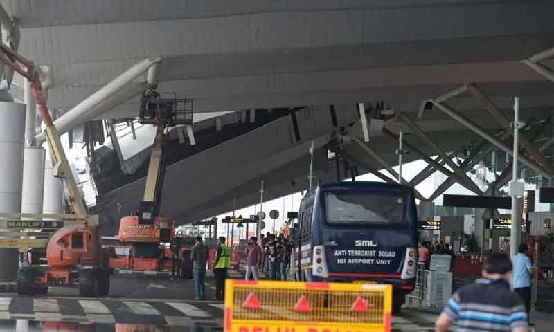 दिल्ली एयरपोर्ट पर बड़ा हादसा, टर्मिनल-1 पर पार्किंग की छत गिरी