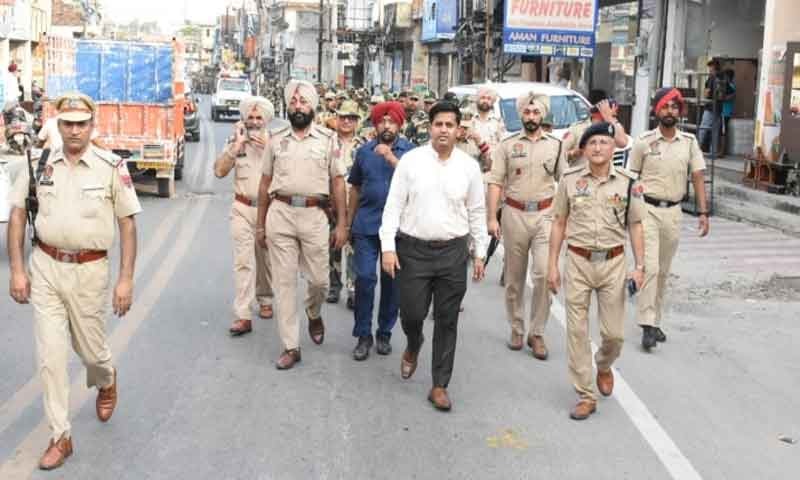 जिला चुनाव अधिकारी के नेतृत्व में विधानसभा क्षेत्र जालंधर पश्चिम में निकाला गया फ्लैग मार्च