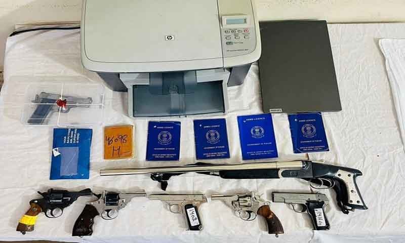 अमृतसर पुलिस ने फर्जी हथियार लाइसेंस रैकेट का किया भंडाफोड़, 8 लोग गिरफ्तार