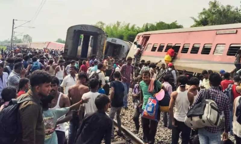 Breaking News : डिब्रूगढ़ एक्सप्रेस की 12 बोगियां पटरी से उतरी , 4 की मौत.... 20 अन्य गंभीर रुप से घायल