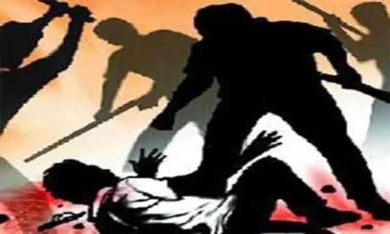 शादीशुदा प्रेमिका से मिलने आए प्रेमी की महिला के घरवालों ने पीट पीट कर हत्या की
