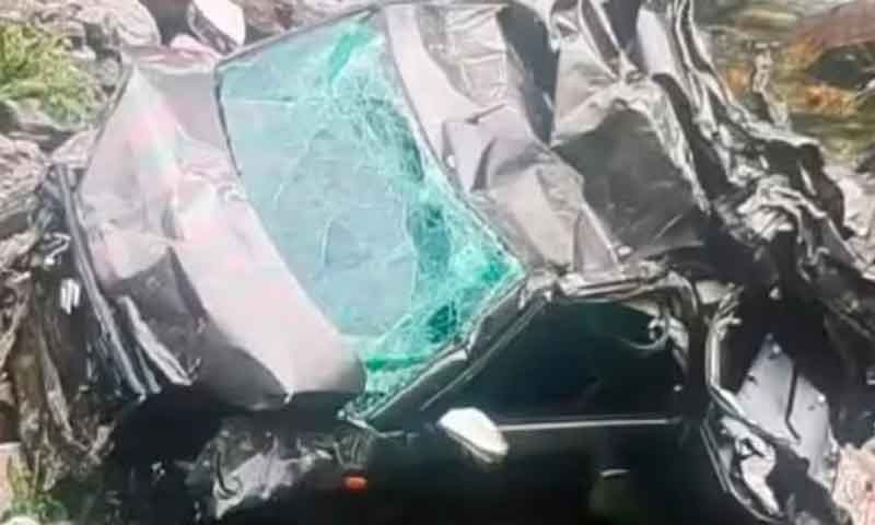 जम्मू-कश्मीर के अनंतनाग में भीषण सड़क हादसा ,खाई में कार गिरने से पांच बच्चों समेत आठ लोगों की मौत