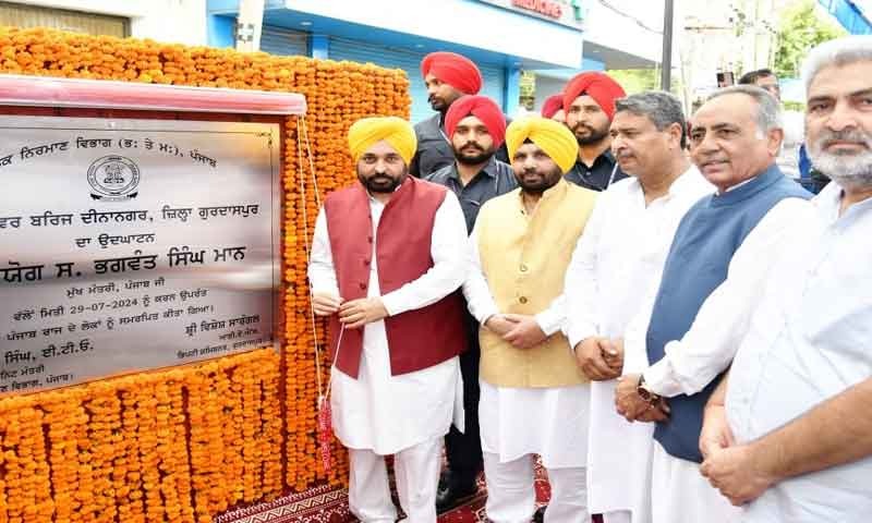 CM भगवंत मान ने दीनानगर में 51.74 करोड़ रुपये की लागत से बने रेलवे ओवर ब्रिज का उद्घाटन किया