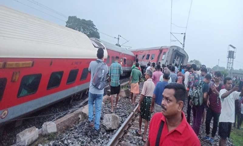 बड़ा रेल हादसा : हावड़ा-मुंबई मेल पटरी से उतरी, 100 लोग घायलâ€¦ दो की मौत