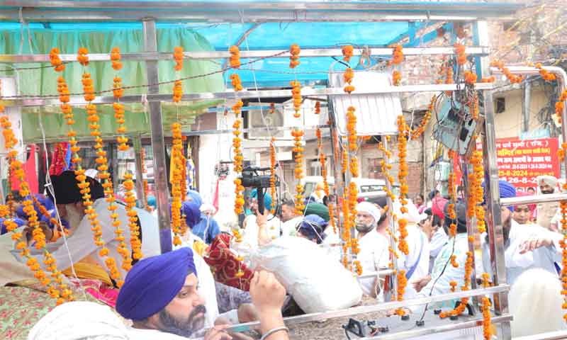ਪ੍ਰਕਾਸ਼ ਦਿਹਾੜੇ ਮੌਕੇ ਜੈਕਾਰਿਆਂ ਦੀ ਗੂੰਜ ਵਿਚ  ਵਿਸ਼ਾਲ ਨਗਰ ਕੀਰਤਨ ਸਜਾਇਆ ਗਿਆ