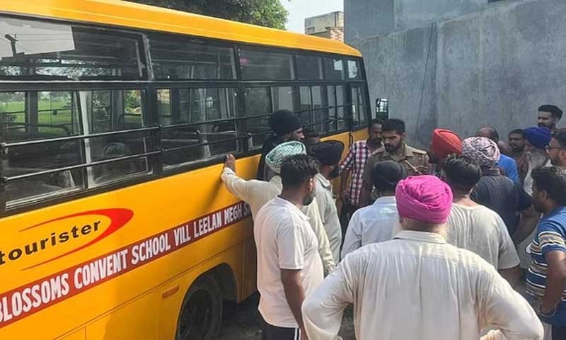 नशे में धुत ड्राइवर ने स्कूल बस दीवार में टकरा दी , गांव वालों ने की पिटाई