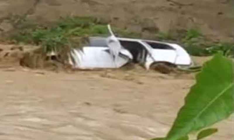 बारिश के बीच बड़ा हादसा , शादी में जा रहे बारातियों की इनोवा गाड़ी पलटी , 10 की मौत