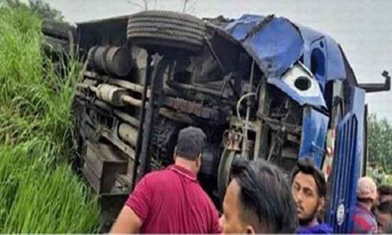 राखी के दिन पंजाब में हाईवे पर पलटी सवारियों से भरी बस