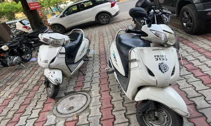 जालंधर में हैरानीजनक मामला, इस जगह खड़ी दिखाई दी एक ही नंबर की 2 एक्टिवा