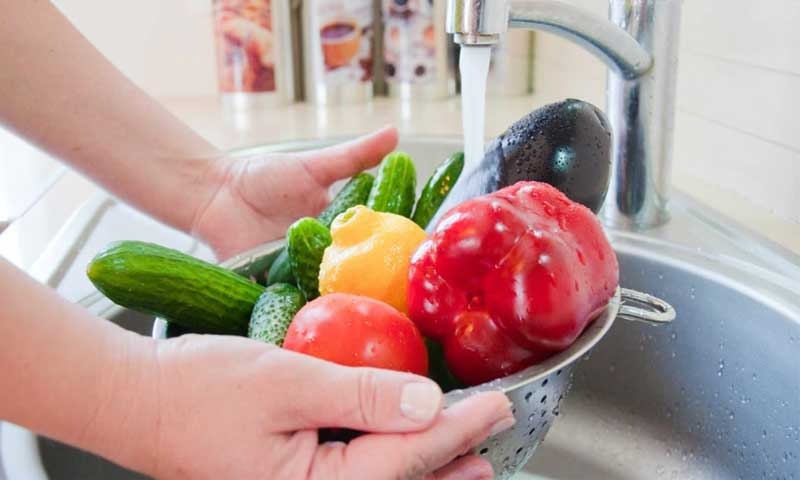 फलों और सब्जियों से पेस्टिसाइड्स को साफ करने के लिए अपनाएं ये तरीके