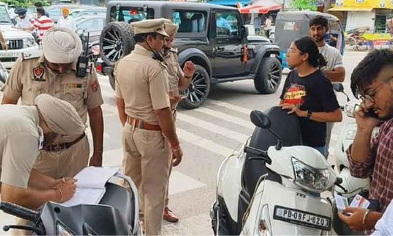 जालंधर पुलिस ने दिखाई सख्ती , अब 18 साल से कम उम्र के बच्चों के काटे गए चालान