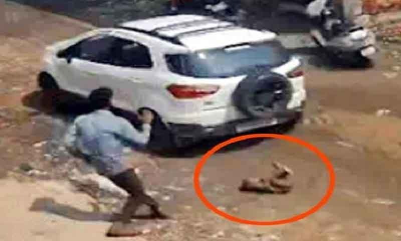घर के बाहर खेल रहे बच्चे को कार चालक ने कुचला , घटना CCTV में कैद घटना