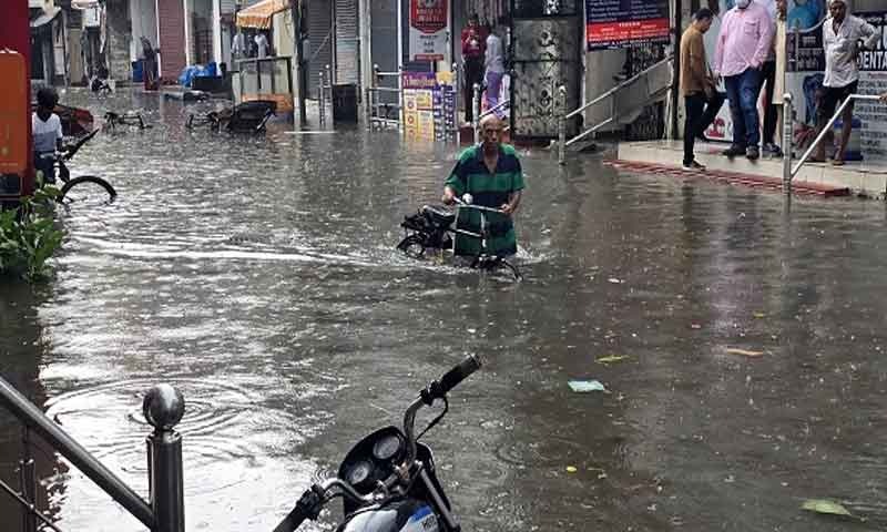 जालंधर में बारिश से पूरा शहर हुआ जलमग्न, सड़कें बनीं तालाब...
