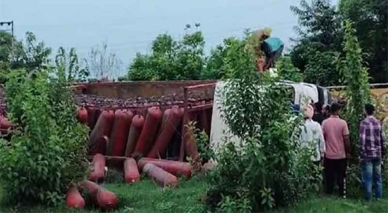 ऑक्सीजन सिलेंडरों से भरा ट्रक पलटा, फिर लगी आग, मची अफरा तफरी