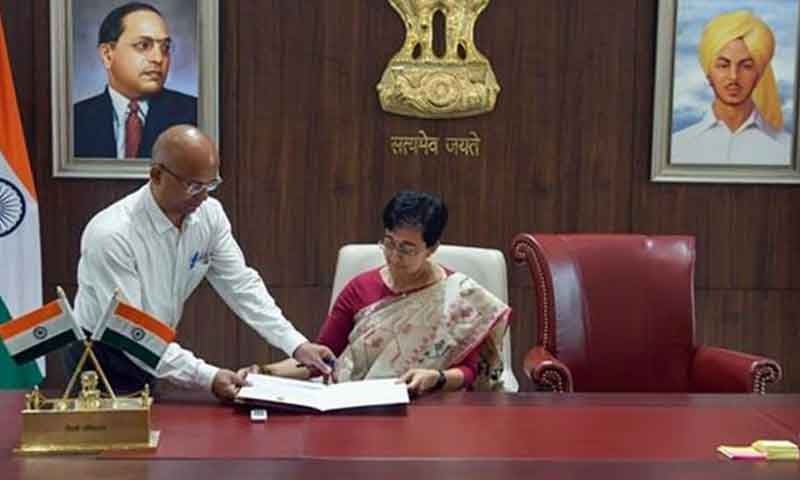 आप नेता आतिशी ने दिल्ली की मुख्यमंत्री का प्रभार संभाला, CM ऑफिस में नज़र आई दो कुर्सियां