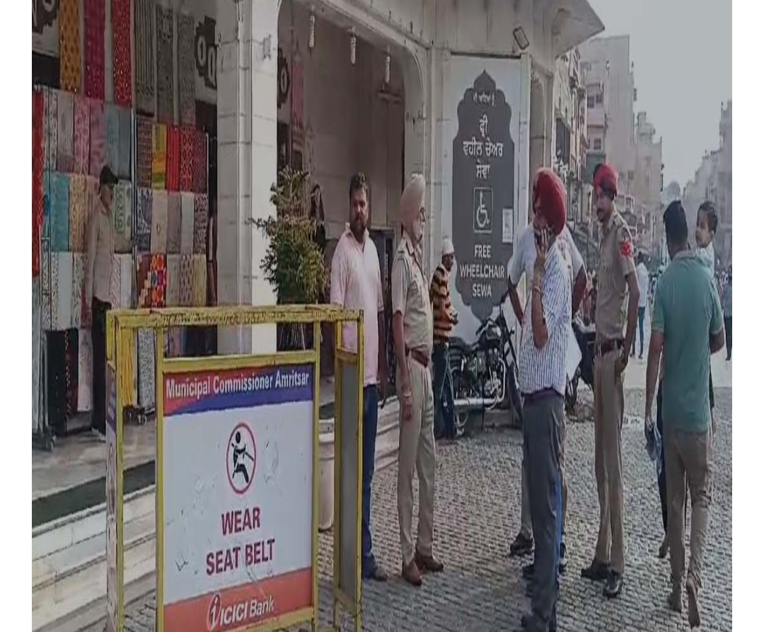 BREAKING NEWS : अमृतसर में गोल्डन टैम्पल के बाहर युवक ने खुद को मारी गोली, फैली सनसनी