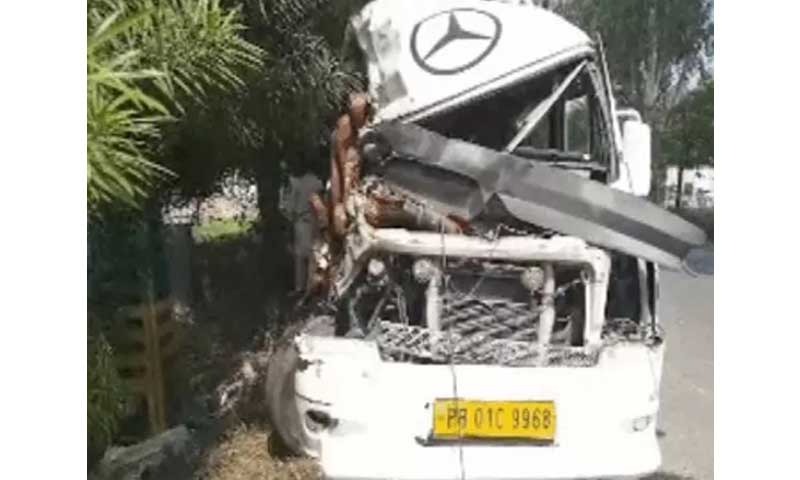 माता वैष्णो देवी से दर्शन कर लौट रहे टेंपो ट्रैवलर की ट्रॉली से हुई टक्कर, 2 की मौत