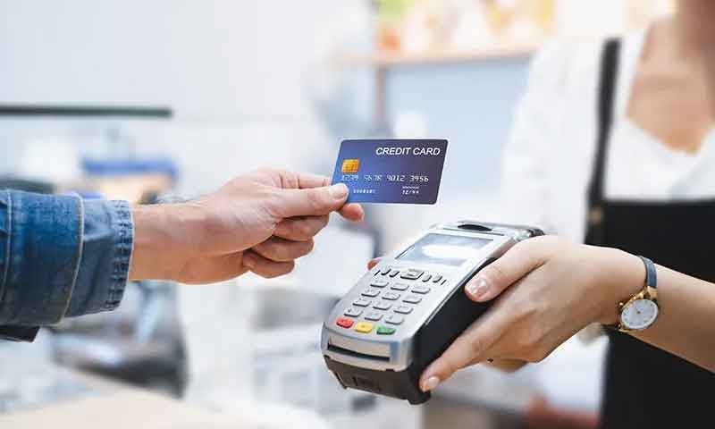 अगर आप भी Credit Card का लिमिट से ज्यादा कर रहे है इस्तेमाल? तो जान लें इसके नुकसान