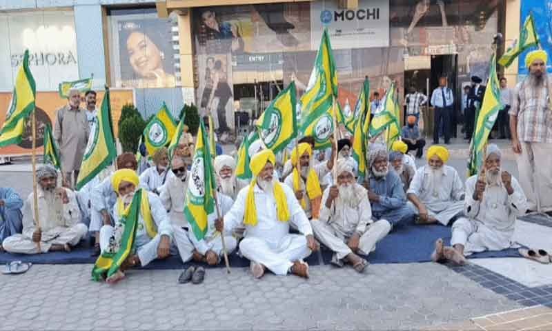 किसानों की तरफ से फिर से नैशनल हाईवे जाम किया गया , इस जगह मॉल भी करवाए गए बन्द