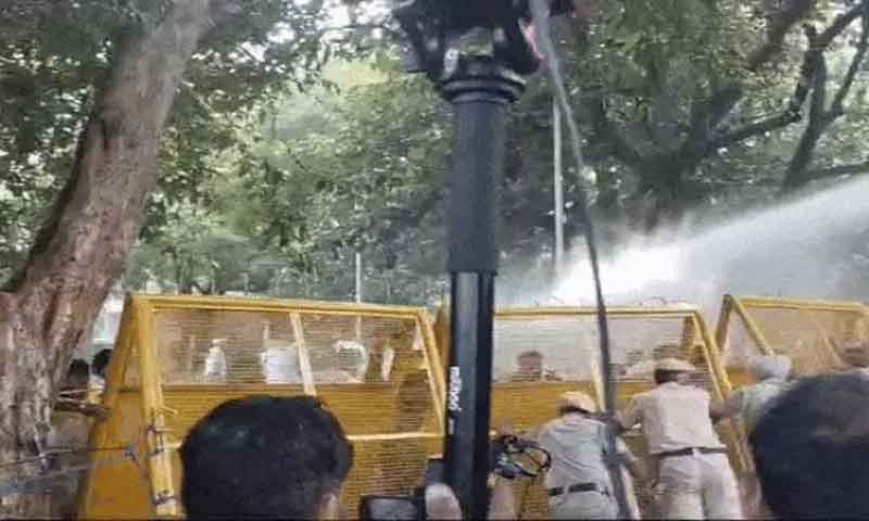 BJP कार्यालय घेरने जा रहे नेताओं पर चलाया वाटर कैनन, मंत्री हरजोत सिंह बैंस हुए घायल
