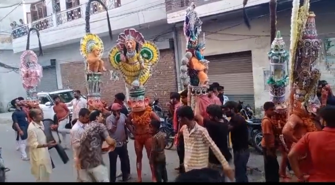 नवरात्रों के उपलक्ष में निकाली गई महावीर जी की झांकियां