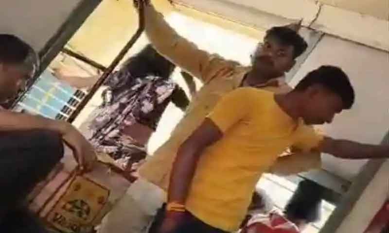 पति से लड़ाई हुई तो चलती ट्रेन से कूद गई महिला, वीडियो आया सामने