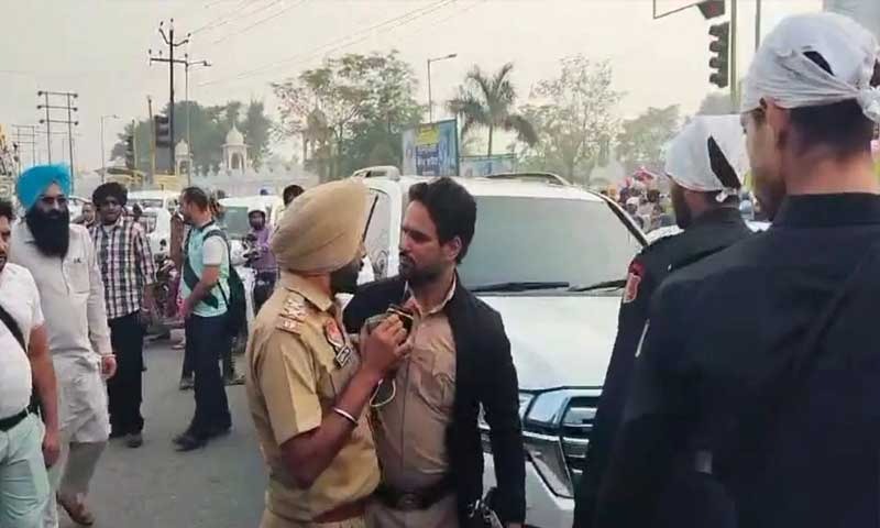 पंजाबी गायक मनकीरत औलख की कार का कटा चालान
