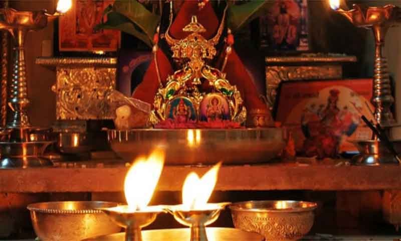 वास्तु के अनुसार कैसा होना चाहिए घर का मंदिर, रखें कुछ खास बातों का ध्यान