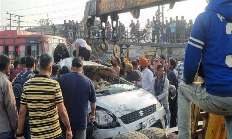 जालंधर में बड़ा हादसा , ओवरलोडेड ट्रक कार के ऊपर पलटा , 3 लोगों की मौत