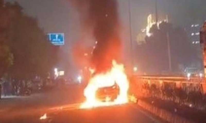 अमृतसर में चलती कार में अचानक लगी आग, मौके पर पहुंची फायर ब्रिगेड की गाड़ियां