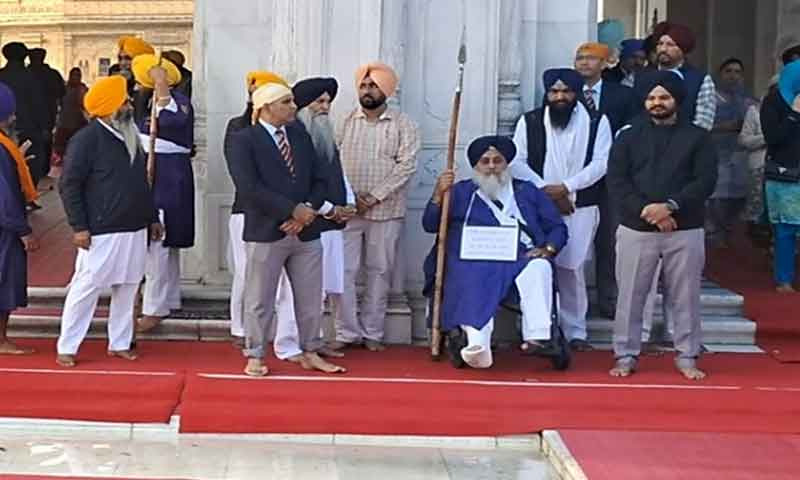 गले में तख्ती... हाथ में बरछा पकड़कर सुखबीर बादल ने स्वर्ण मंदिर में की सेवा
