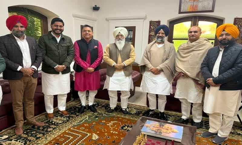 आप पार्टी के पंजाब अध्यक्ष अमन अरोड़ा ने डेरा ब्यास प्रमुख बाबा गुरिंदर सिंह से मुलाकात की