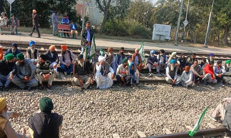 पंजाब में किसानों ने रोकी ट्रेने , पटरियों पर बैठे किसान