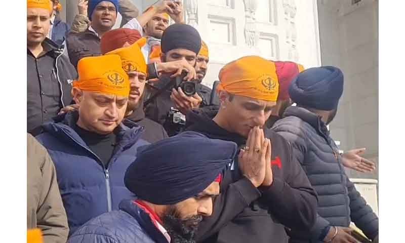 फिल्म अभिनेता सोनू सूद पहुंचे अमृतसर, गोल्डन टेंपल में टेका माथा