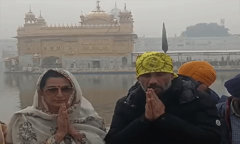 बॉलीवुड स्टार सुनील शेट्टी गोल्डन टेंपल पहुंचे , पत्नी के साथ टेका माथा