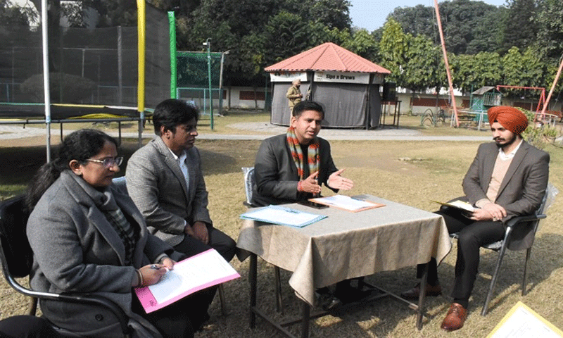 डिप्टी कमिश्नर डा.हिमांशु अग्रवाल निक्कू पार्क में पहुंचे और बच्चों के झूलो, पार्क की साफ-सफाई, रौशनी के प्रबंध आदि का जायजा लिया