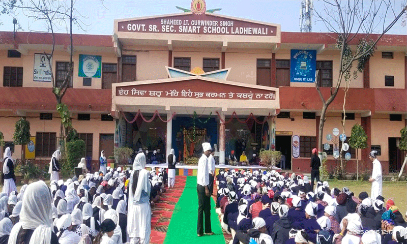 गवर्नमेंट सीनियर सेकेंडरी स्मार्ट स्कूल लद्धेवाली के प्रांगण में स्कूल में वार्षिक कार्यक्रम में करवाया गया सुखमणि साहिब का पाठ