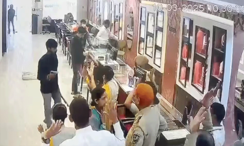 तनिष्क शोरूम  में 25 करोड़ की लूट , मुठभेड़ में दो बदमाश गिरफ्तार