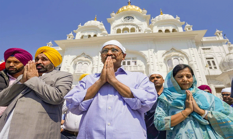 पत्नी के साथ अरविंद केजरीवाल गोल्डन टेम्पल पहुंचे , CM भगवंत मान भी साथ रहे मौजूद
