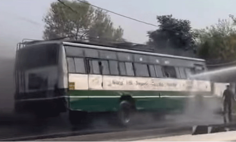 पठानकोट में HRTC बस में लगी आग, गाड़ी से धुआं उठता देख यात्रियों में मचा हड़कंप