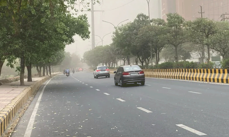 दिल्ली-NCR में धूल भरी आंधी के साथ बारिश, लोगों को गर्मी से मिली राहत