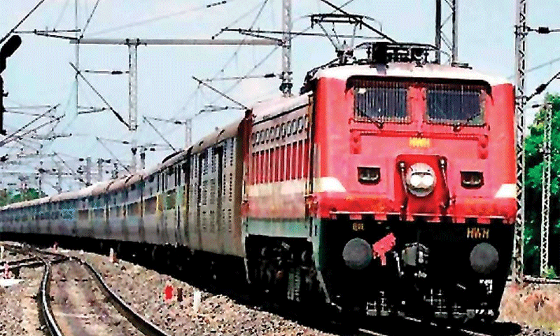 रेलवे फाटक खोलकर सोया गया गेटमैन, तभी आ गई ट्रेन........