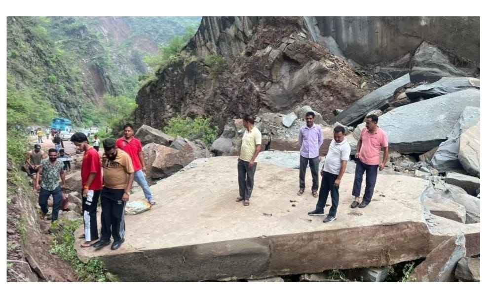 पठानकोट में बारिश ने तबाही मचाई , रणजीत सागर बांध प्रोजेक्ट रोड लैंडस्लाइड के बाद बंद