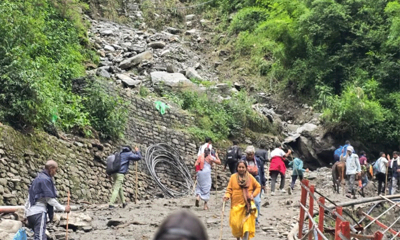केदारनाथ यात्रा मार्ग में दर्दनाक हादसा , लैंडस्â€लाइड होने से 2 तीर्थयात्रियों की मौत