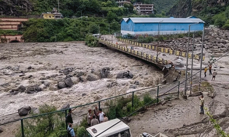 हिमाचल में बारिश से भारी तबाही,  4 जगहों पर बादल फटे, 2 की मौत और 20 लोग बहे