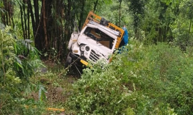 हिमाचल में श्रद्धालुओं से भरी पिकअप गाडी खाई में गिरी, चार की माैत