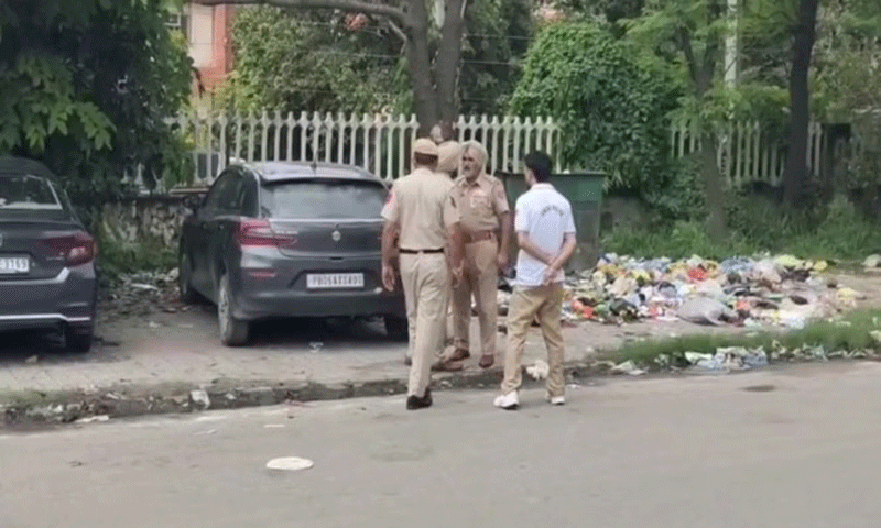 पजांब पुलिस के कांस्टेबल की रिवाल्वर से चली गोली , कार में मिली लाश