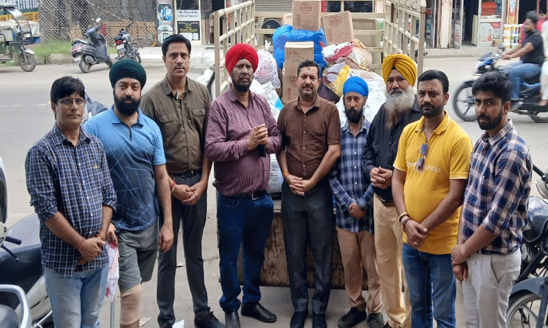 बाढ़ पीड़ितों की सेवा में जुटी डिजिटल मीडिया एसोसिएशन (DMA) के पत्रकारों की टीम